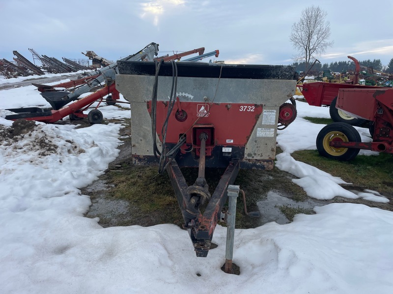 Manure Equipment  New Idea 3732 Manure Spreader - Single Beater Photo